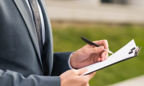 hombre-de-negocios-escribiendo-en-portapapeles_11zon_11zon