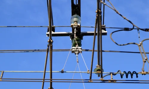 vista-en-angulo-bajo-de-las-lineas-electricas_11zon_11zon